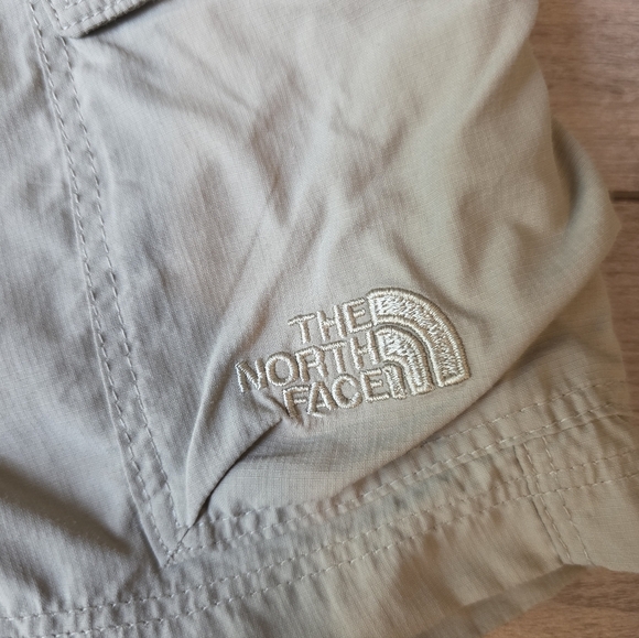 The North Face Shorts Size 8 - Picture 2 of 3